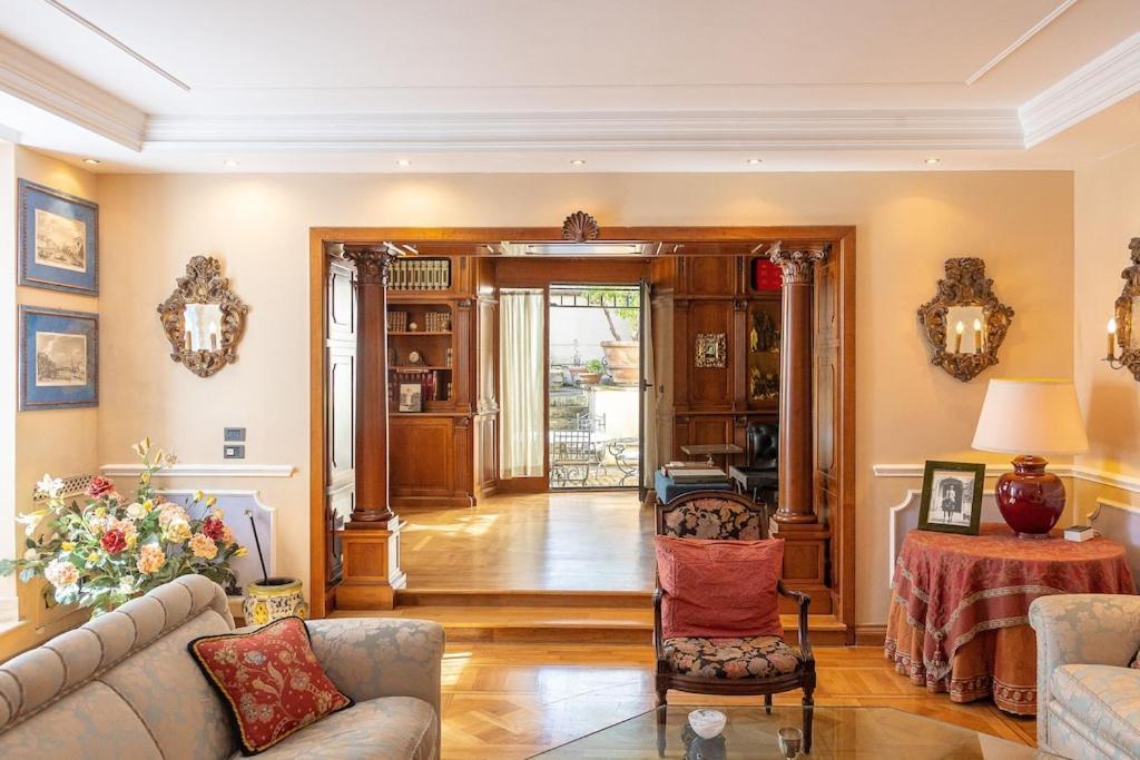 Luxury Via Giulia With Private Garden Apartment